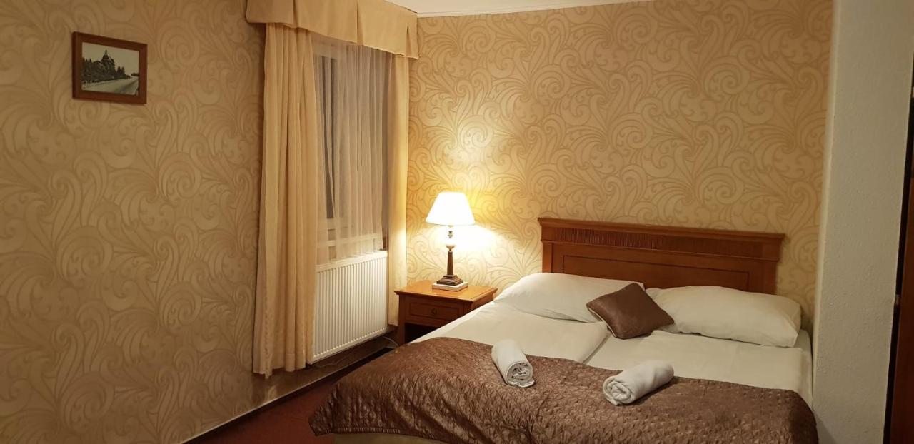 Hotel A Restaurace Pomezi Cinovec Ngoại thất bức ảnh